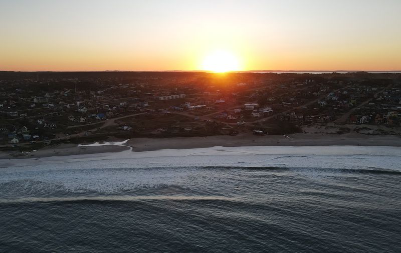 Atardecer sobre Punta del Diablo y la playa