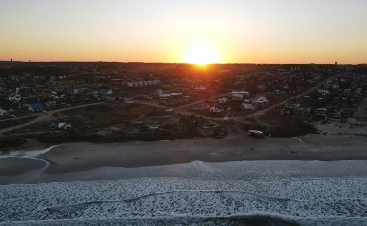 El pueblo de Punta del Diablo al atardecer, desde el aire